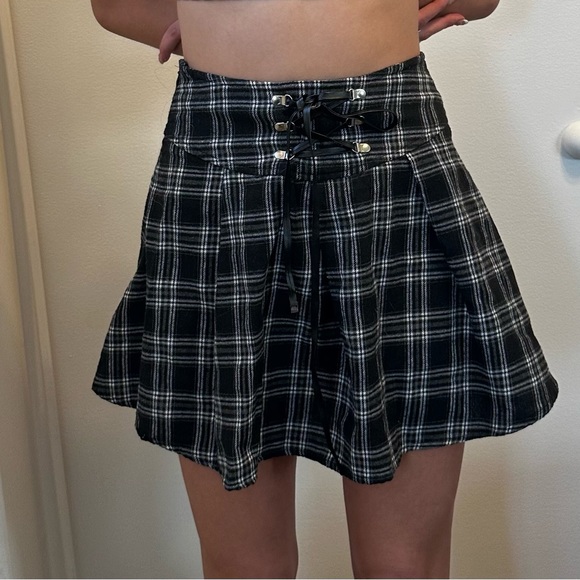Grey plaid mini skirt - Picture 3 of 4